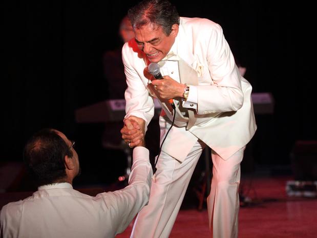 José José cae del escenario durante concierto