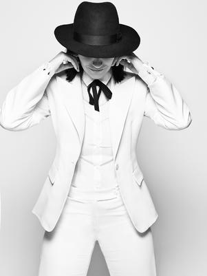 Laura Pausini estrena ‘Limpio’, a dueto con Kylie Minogue