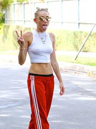 Miley Cyrus sale a la calle sin sostén y enseñando la lengua