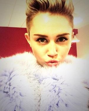 Miley Cyrus abandona la polémica pose de ‘sacar la lengua’