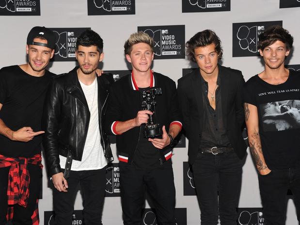 One Direction firma contrato que los mantendrá juntos hasta 2016