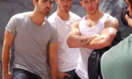 Jonas Brothers responden a rumores: La gente asume que somos gays