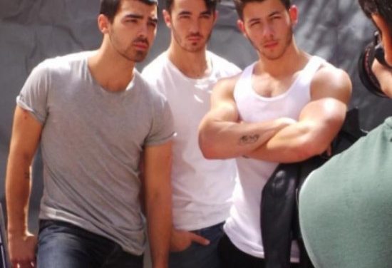 Jonas Brothers responden a rumores: La gente asume que somos gays