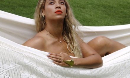 Beyoncé posó sexy en topless