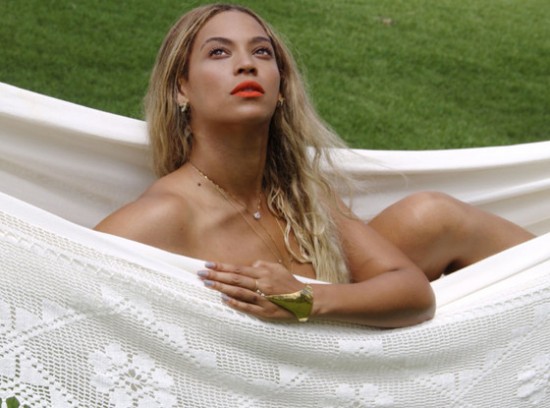 Beyoncé posó sexy en topless