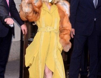 Lady Gaga luce estrafalario disfraz en Berlín