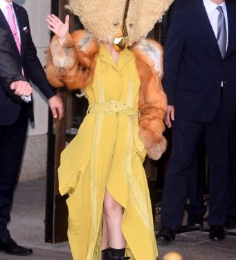 Lady Gaga luce estrafalario disfraz en Berlín