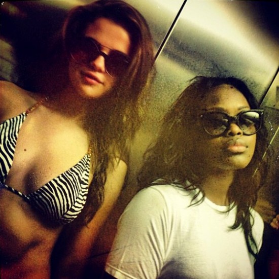 Selena Gomez comparte sexy foto en bikini