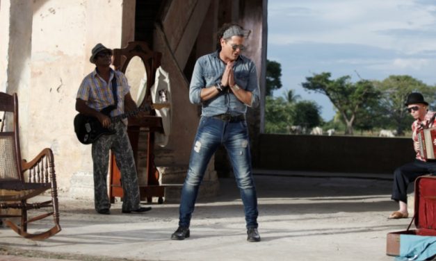 CARLOS VIVES PRESENTA EL VIDEO DE »LA FOTO DE LOS DOS»
