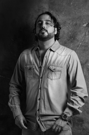Carlos Julio Molina, mejor conocido como »Trece» (@djtrece), regresa a la gran pantalla