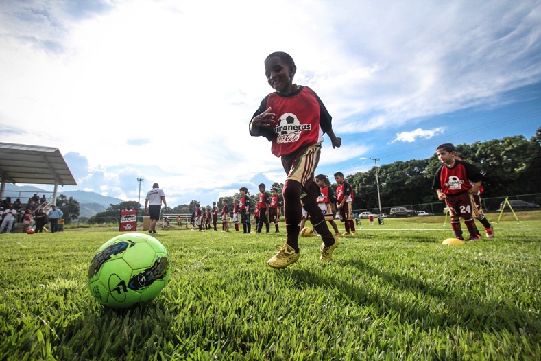 Caimaneras Coca-Cola se estrenan en Clínicas de Fútbol