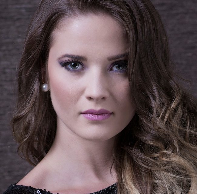 Kimberly Dos Ramos encantada con su portada en la revista Brickell Latino Magazine