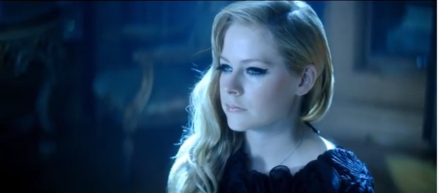 AVRIL LAVIGNE PRESENTA EL VÍDEO DE SU NUEVO SINGLE LET ME GO feat. CHAD KROEGER