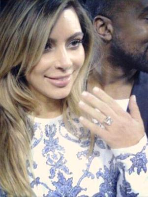 Kim Kardashian le pone su anillo de compromiso a North West