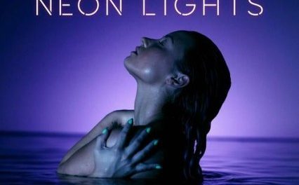 Demi Lovato promociona su canción ‘Neon Lights’ en topless (+Foto)