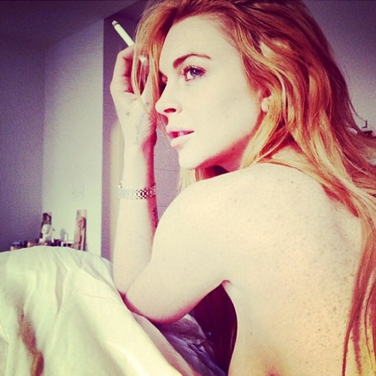 Lindsay Lohan reaparece con sexy foto en topless