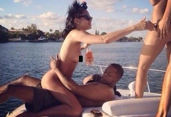 Supuesta foto desnuda de la cantante Rihanna encima de rapero genera polémica