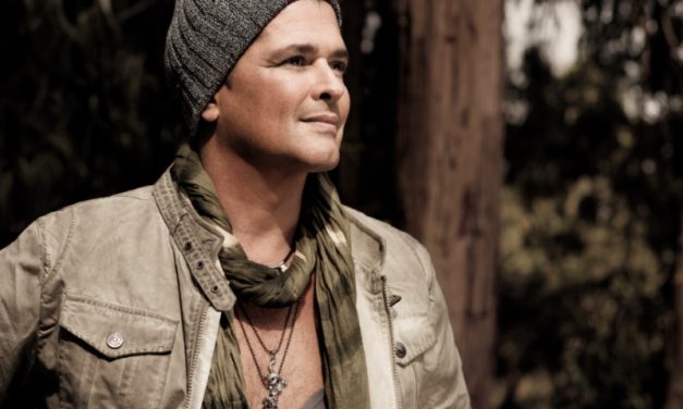 Carlos Vives Le Rinde Tributo a Miguel Bosé en la Gala de Personalidad del Año 2013 en los Latin Grammy