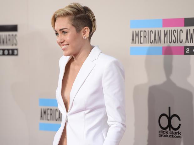Miley Cyrus lució tremendo escote en los American Music Awards 2013