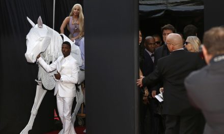 Lady Gaga llegó en un caballo a la alfombra roja de los American Music Awards (+Fotos)