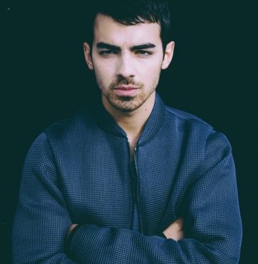 Joe Jonas se aburrió de sus primeras canciones con los Jonas Brothers