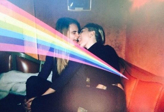 Miley Cyrus junta su lengua con la de modelo inglesa en polémica foto