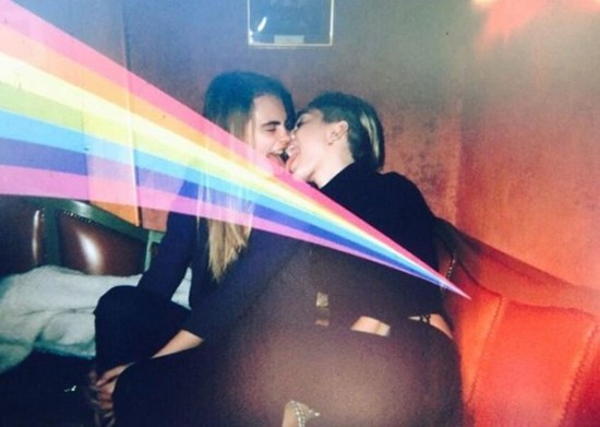 Miley Cyrus junta su lengua con la de modelo inglesa en polémica foto