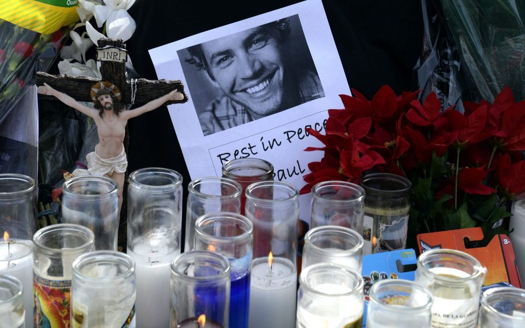 Miles homenajean al actor Paul Walker en el lugar donde falleció en EE.UU.
