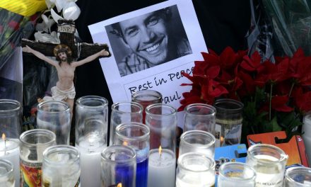 Miles homenajean al actor Paul Walker en el lugar donde falleció en EE.UU.
