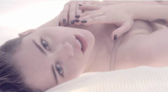 Miley Cyrus Estrena el video de su nuevo single »Adore you» (+Video)