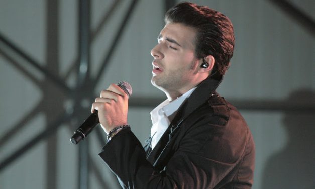 Jencarlos Canela recibe el 2014 cantando en vivo desde Time Square en la ciudad de New York