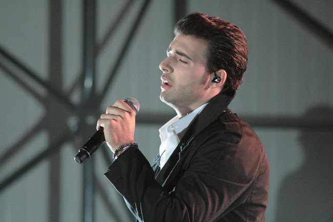 Jencarlos Canela recibe el 2014 cantando en vivo desde Time Square en la ciudad de New York