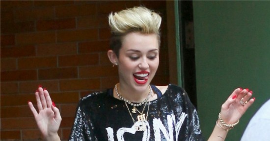 ¿Miley Cyrus lesbiana?… LaCantante habría engañado a Liam Hemsworth con una mujer