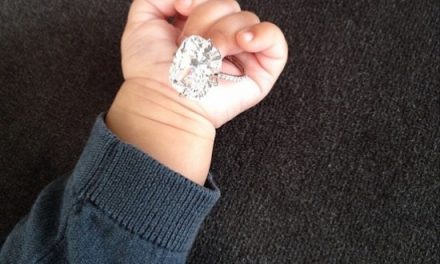 Kim Kardashian publica foto de su hija con su anillo de compromiso