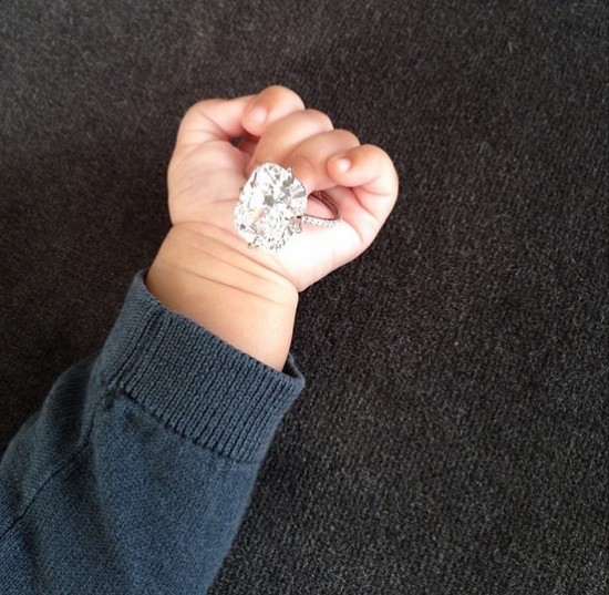 Kim Kardashian publica foto de su hija con su anillo de compromiso