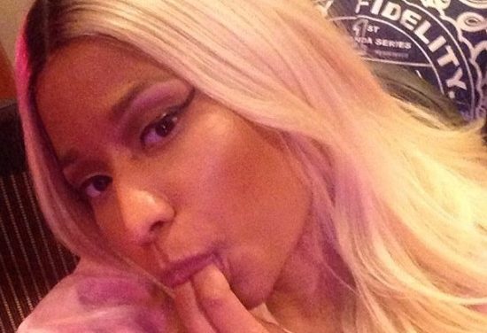 Nicki Minaj sorprendió al agarrarse un seno y chuparse los dedos (+Fotos)