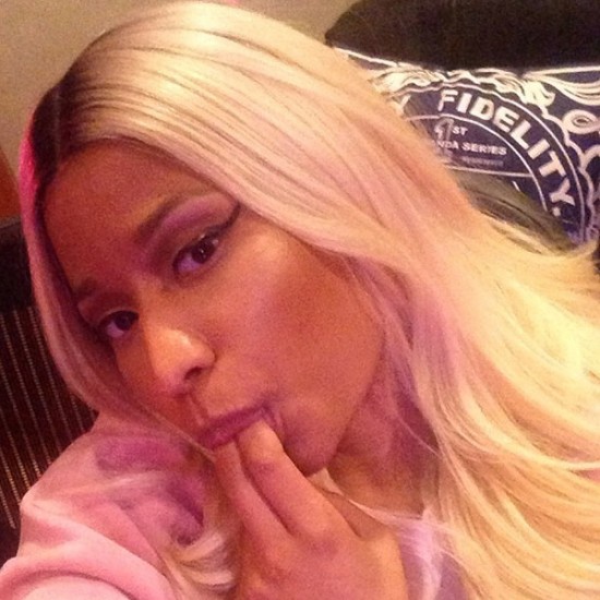 Nicki Minaj sorprendió al agarrarse un seno y chuparse los dedos (+Fotos)
