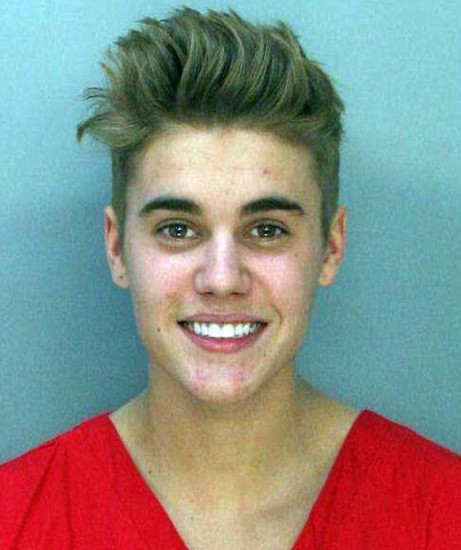 Justin Bieber lucia sonriente en fotos de su arresto por conducir ebrio y drogado (+Fotos)