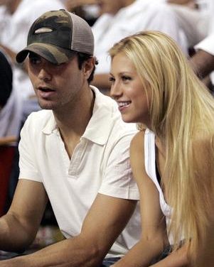 Enrique Iglesias agradece la confianza de Anna Kournikova