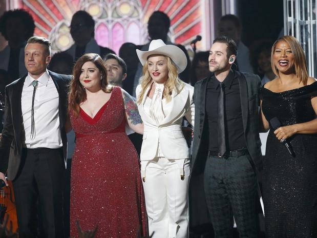 33 parejas se casaron durante los Premios Grammy 2014