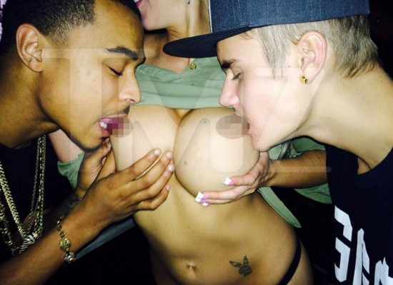 Justin Bieber ‘jugó’ con senos de stripper usando su boca (+Foto)