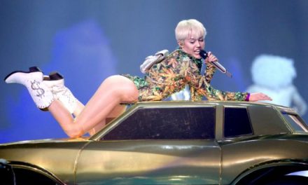 Miley Cyrus genera reclamos por contenido erótico en sus conciertos