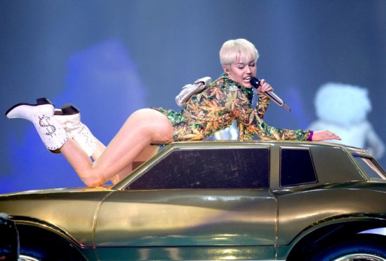 Miley Cyrus genera reclamos por contenido erótico en sus conciertos