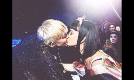 Miley Cyrus besó efusivamente en la boca a Katy Perry en concierto (+Video)