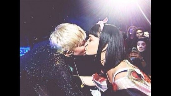 Miley Cyrus besó efusivamente en la boca a Katy Perry en concierto (+Video)