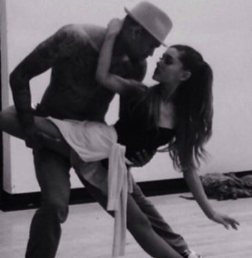 Ariana Grande y Chris Brown preparan sexy videoclip para ‘Blue Roses’