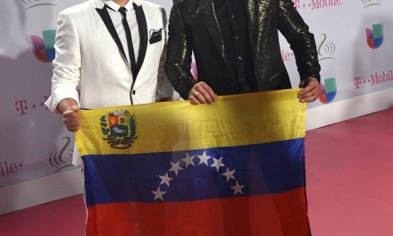 Chino y Nacho ganaron como Dúo del Año en Premios Lo Nuestro y se lo dedican a Venezuela (+Video)