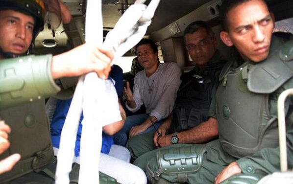 Venezuela: Leopoldo López, líder de la oposición se entregó a la justicia (+Fotos)