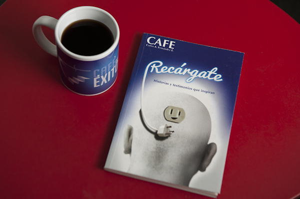 Café del Éxito presenta su nuevo libro Recárgate: Historias y testimonios que inspiran