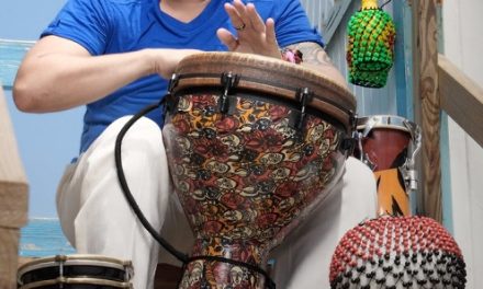 Elvis Crespo lleva a su espectáculo la cultura de los indígenas de Shuar en su concierto en Macas, Ecuador